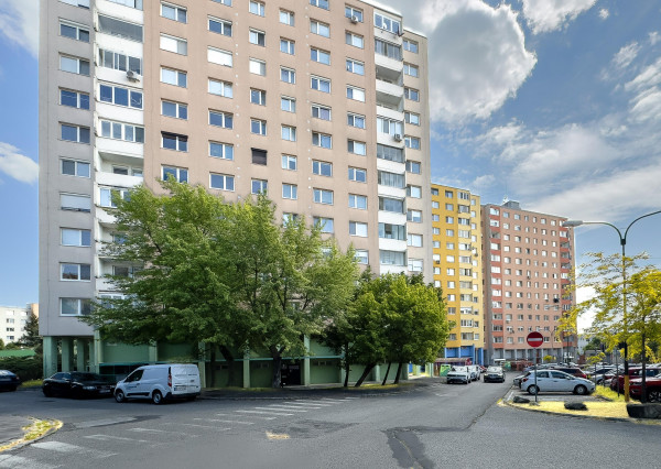 P R E D A J 2 IZBOVÝ BYT V BRATISLAVE NA ZÁVADSKEJ ULICI
